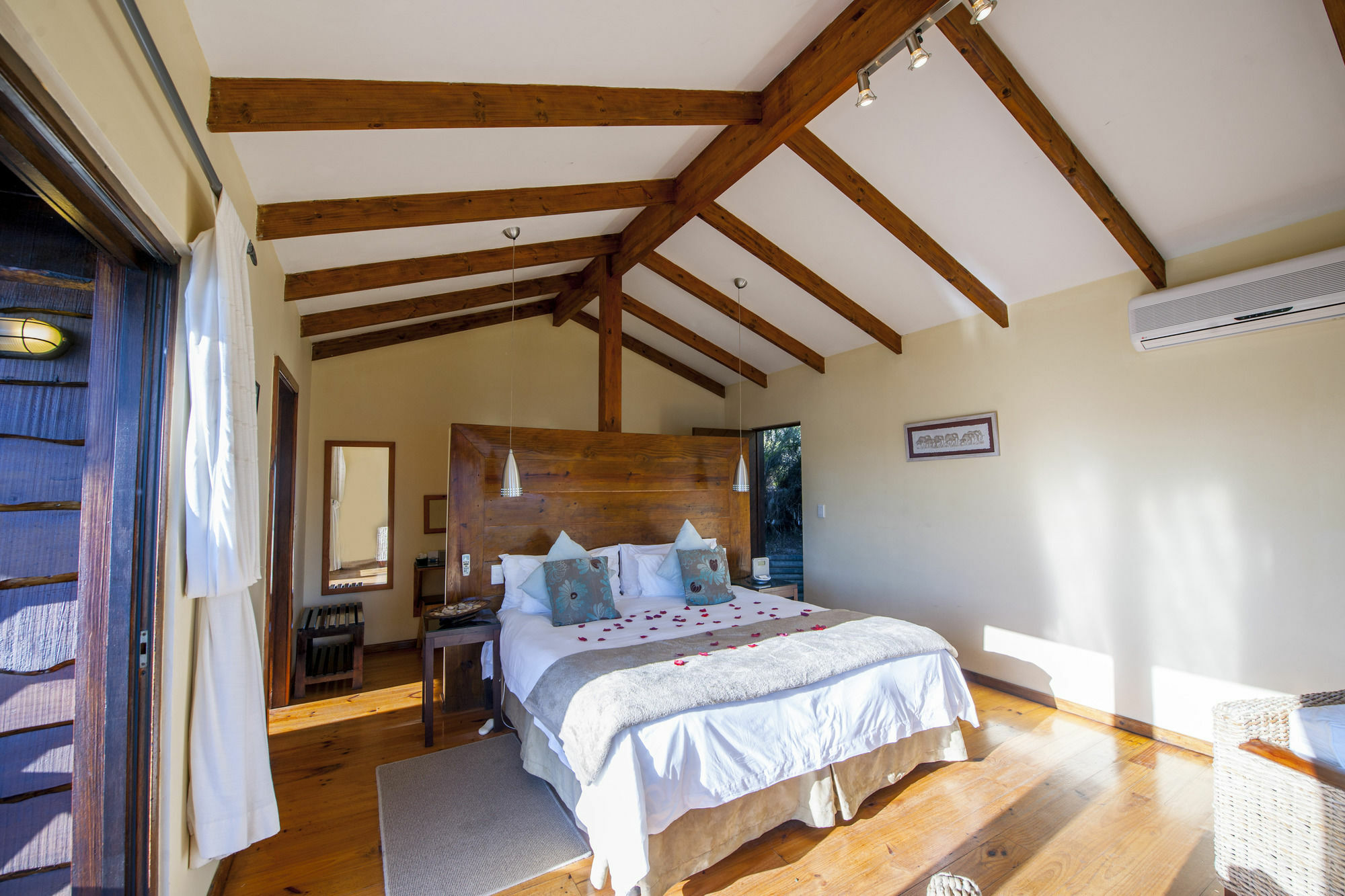 Elephant Hide Of Knysna Guest Lodge Exterior photo